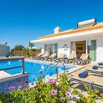 Villa Costa Brava By Algarve Vacation